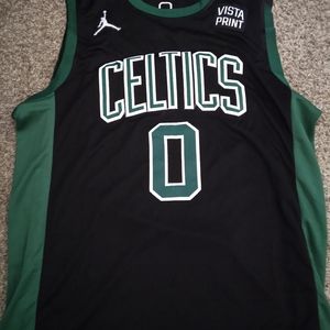 Boston celtic jayson tatum jersey .Size XL